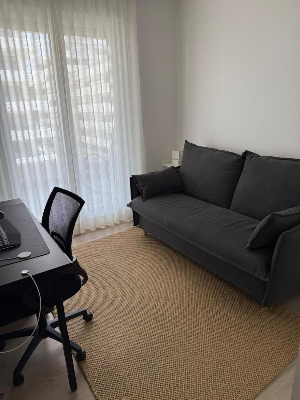 Spacious And Bright Only In August - Espacioso Y Luminoso Disponible Solo En Agosto