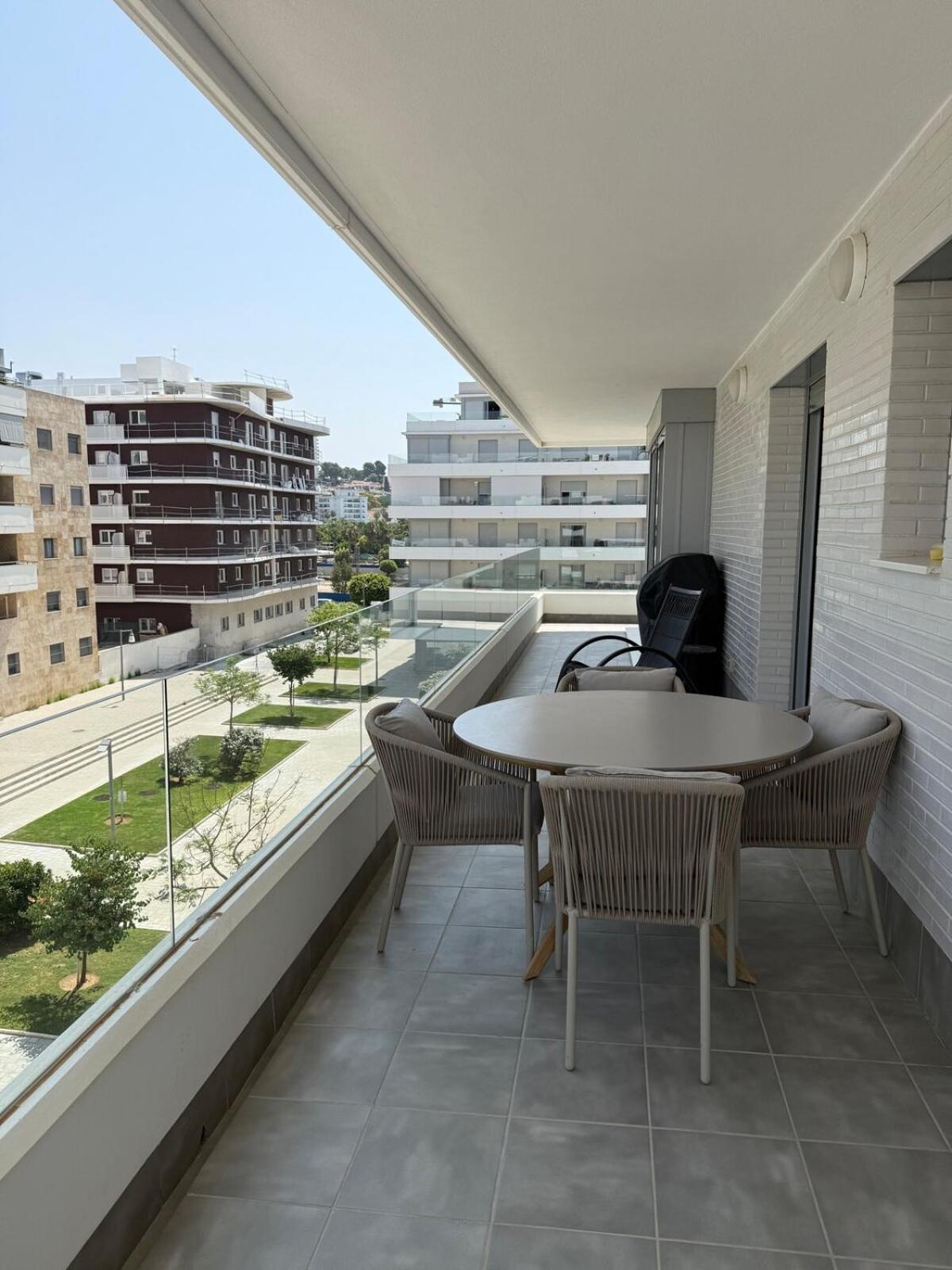 Spacious And Bright Only In August - Espacioso Y Luminoso Disponible Solo En Agosto *